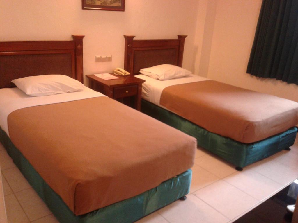 Hotel Fortuna Surabaia Quarto foto