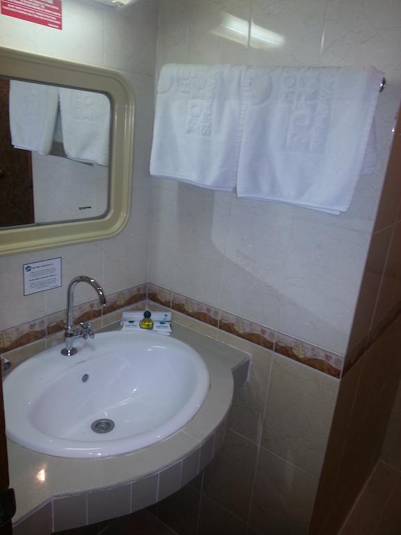 Hotel Fortuna Surabaia Quarto foto