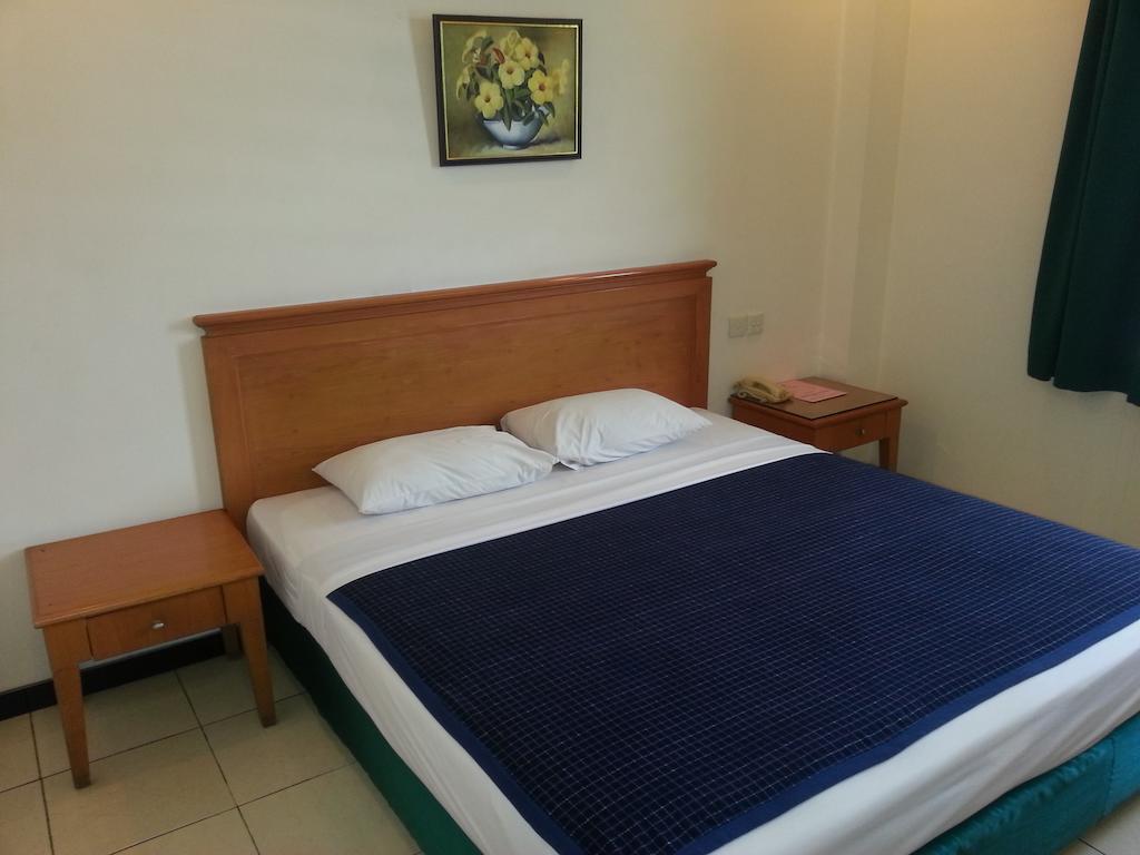 Hotel Fortuna Surabaia Quarto foto