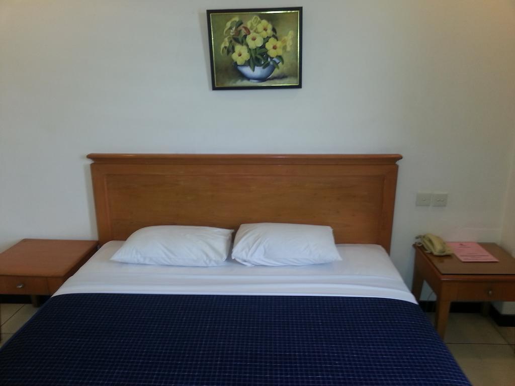 Hotel Fortuna Surabaia Quarto foto
